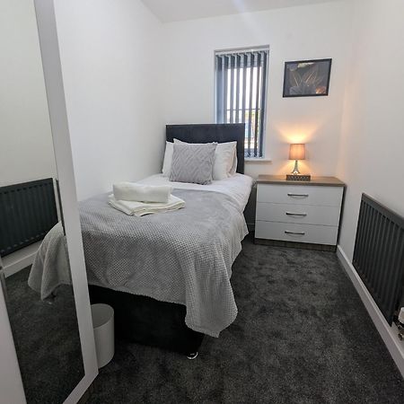 Clariturf - 4 Bedroom Semi - Private Parking Near Turf Moor, Town Centre, Transport And Motorway Links Next To Canal, 3 Parks And Lake - Sky And Netflix Burnley Exterior foto