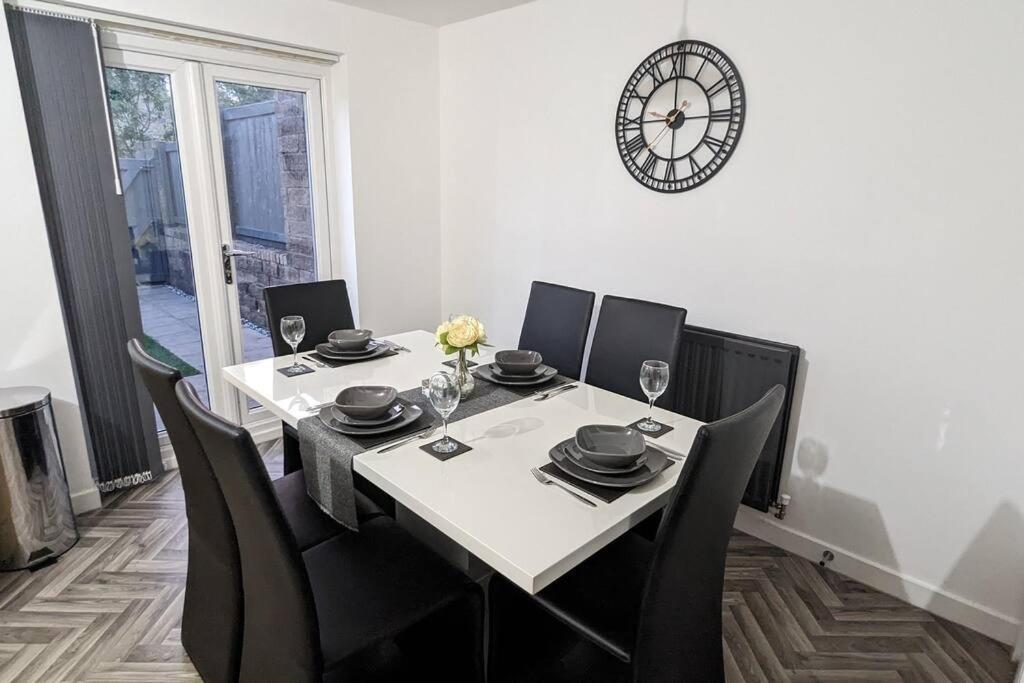 Clariturf - 4 Bedroom Semi - Private Parking Near Turf Moor, Town Centre, Transport And Motorway Links Next To Canal, 3 Parks And Lake - Sky And Netflix Burnley Exterior foto