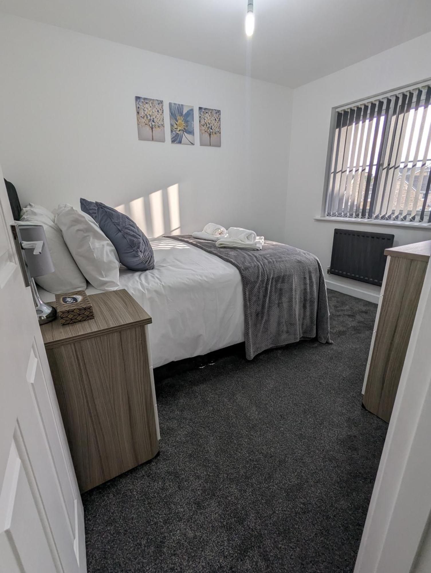 Clariturf - 4 Bedroom Semi - Private Parking Near Turf Moor, Town Centre, Transport And Motorway Links Next To Canal, 3 Parks And Lake - Sky And Netflix Burnley Exterior foto