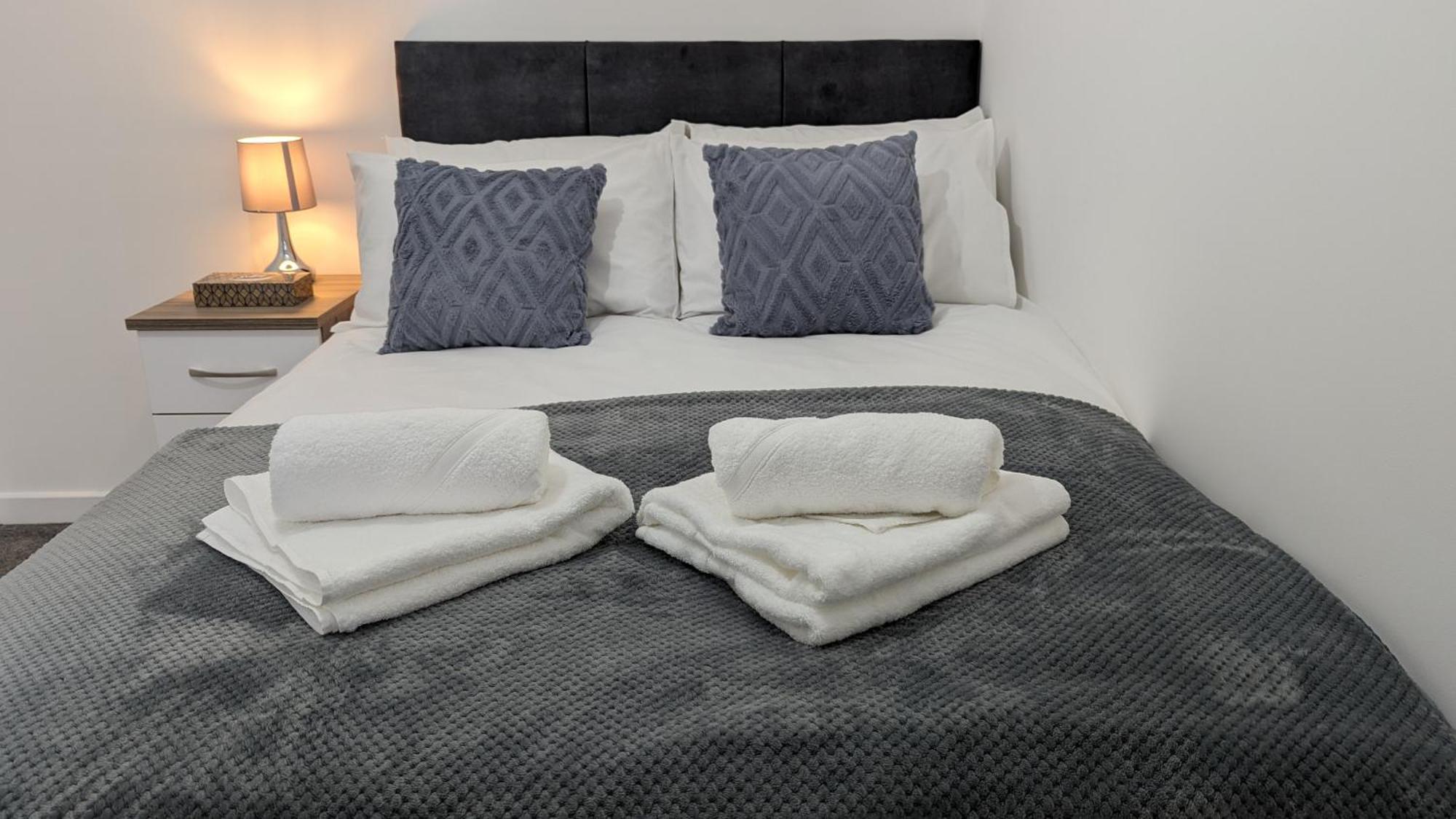 Clariturf - 4 Bedroom Semi - Private Parking Near Turf Moor, Town Centre, Transport And Motorway Links Next To Canal, 3 Parks And Lake - Sky And Netflix Burnley Exterior foto