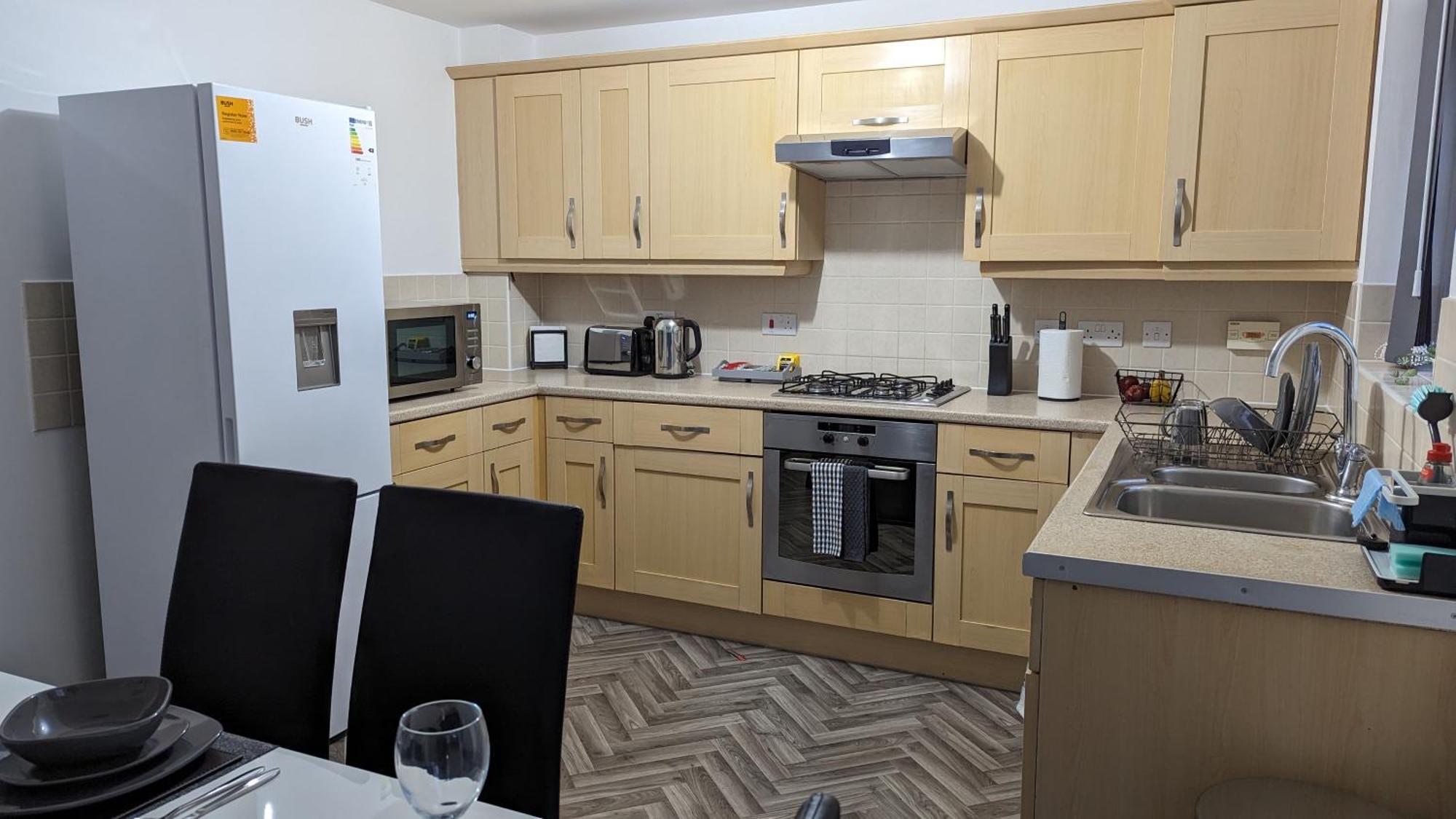 Clariturf - 4 Bedroom Semi - Private Parking Near Turf Moor, Town Centre, Transport And Motorway Links Next To Canal, 3 Parks And Lake - Sky And Netflix Burnley Exterior foto