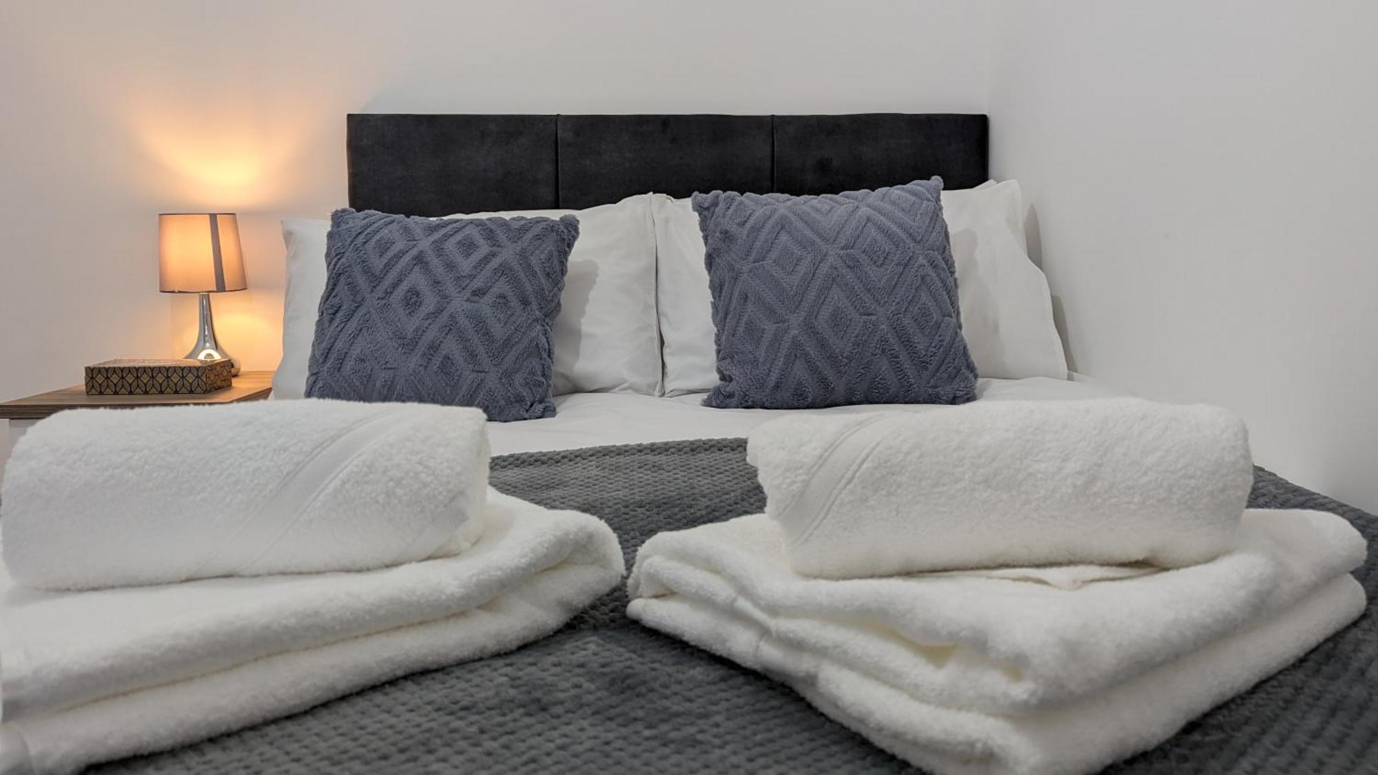 Clariturf - 4 Bedroom Semi - Private Parking Near Turf Moor, Town Centre, Transport And Motorway Links Next To Canal, 3 Parks And Lake - Sky And Netflix Burnley Exterior foto